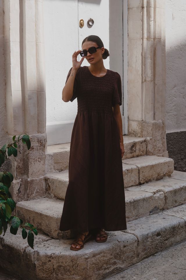 RE:UNION WREN LINEN BLEND SS SHIRRED BODICE MIDI DRESS - CHOCOLATE - THE VOGUE STORE