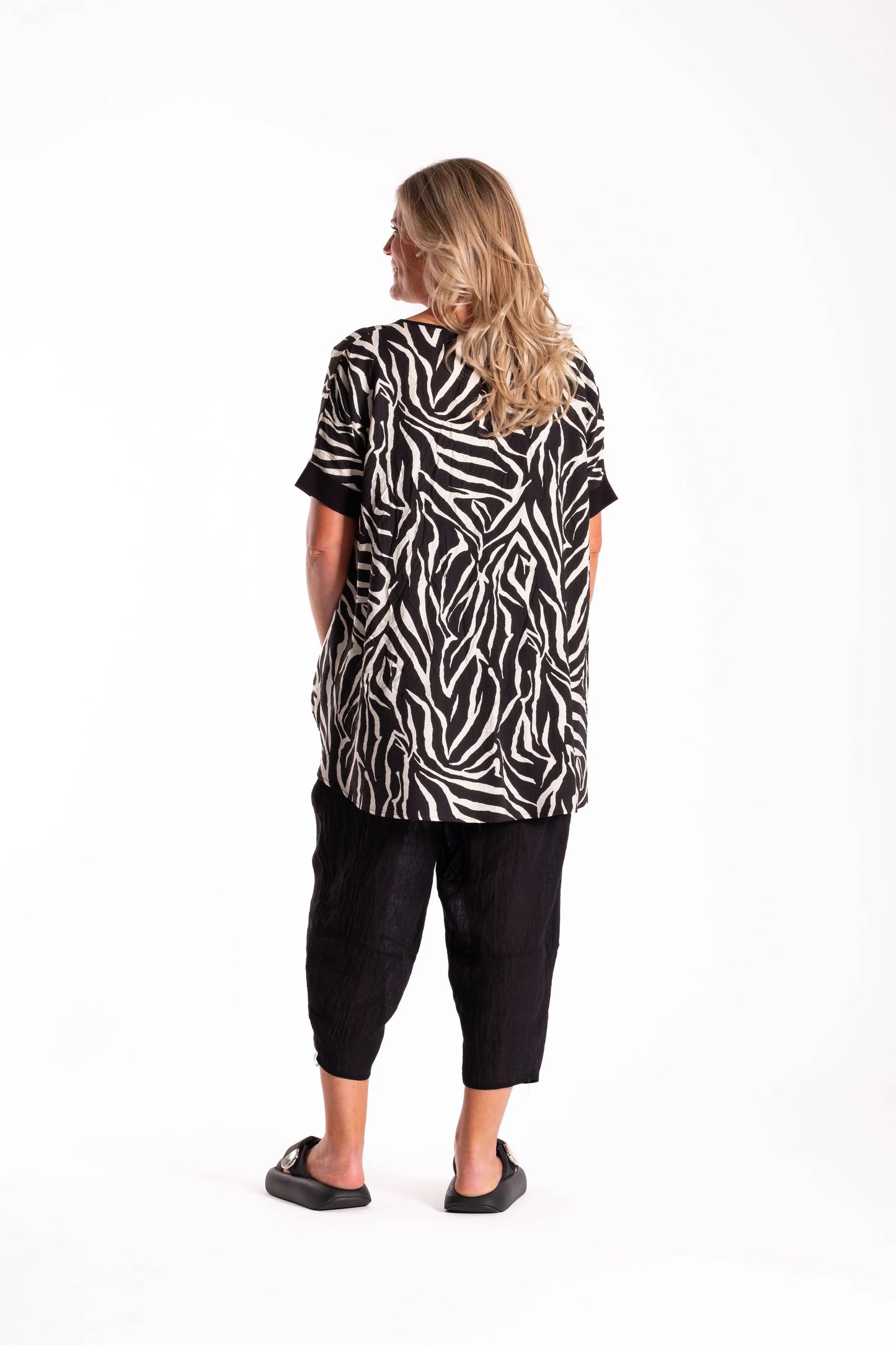 DEEANNE HOBBS LEESE TOP - BLACK TIGER - THE VOGUE STORE