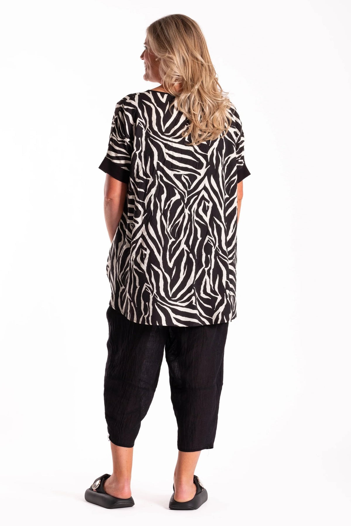 DEEANNE HOBBS LEESE TOP - BLACK TIGER - THE VOGUE STORE