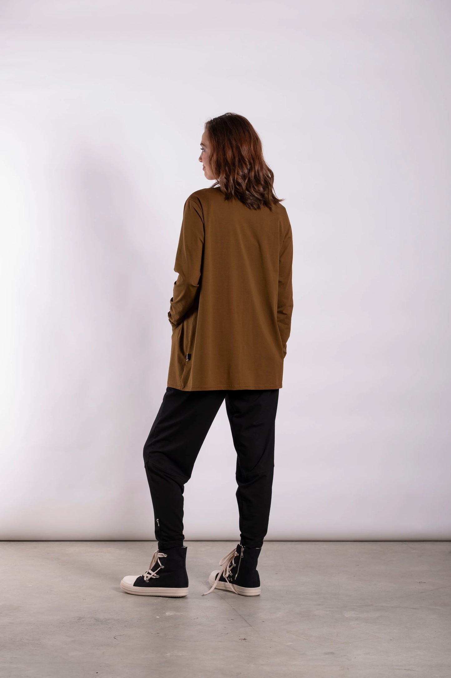 DEEANNE HOBBS POCKET DRIFT TOP - SPICED COFFEE