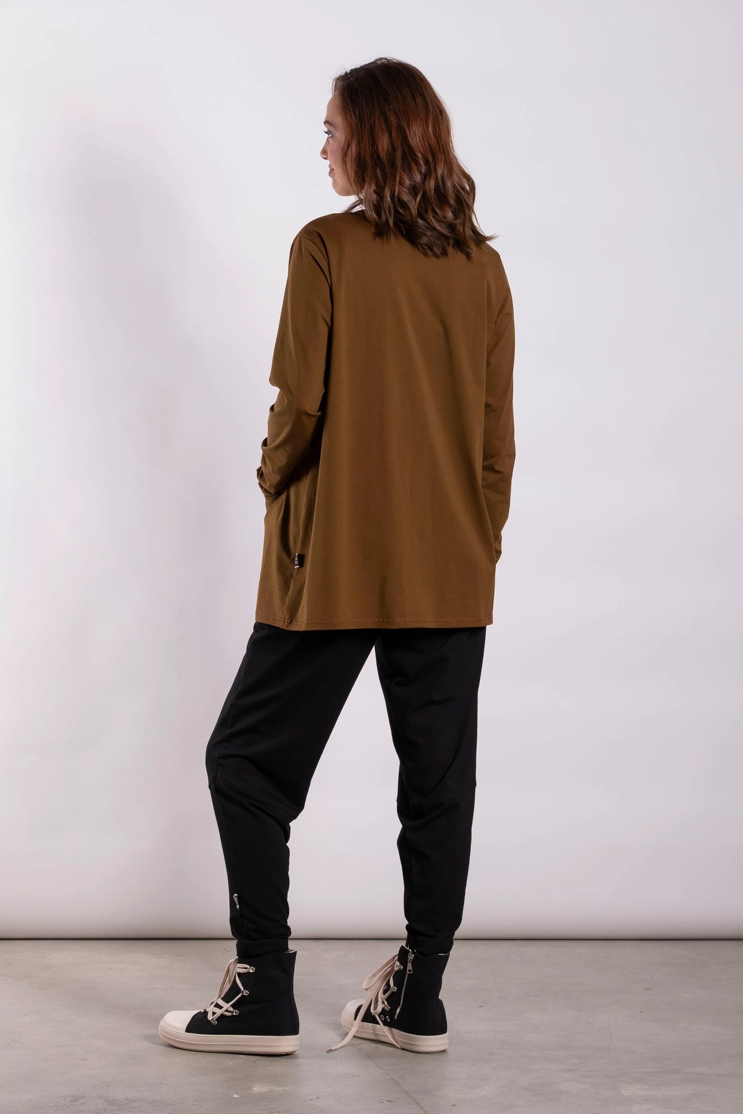 DEEANNE HOBBS POCKET DRIFT TOP - SPICED COFFEE