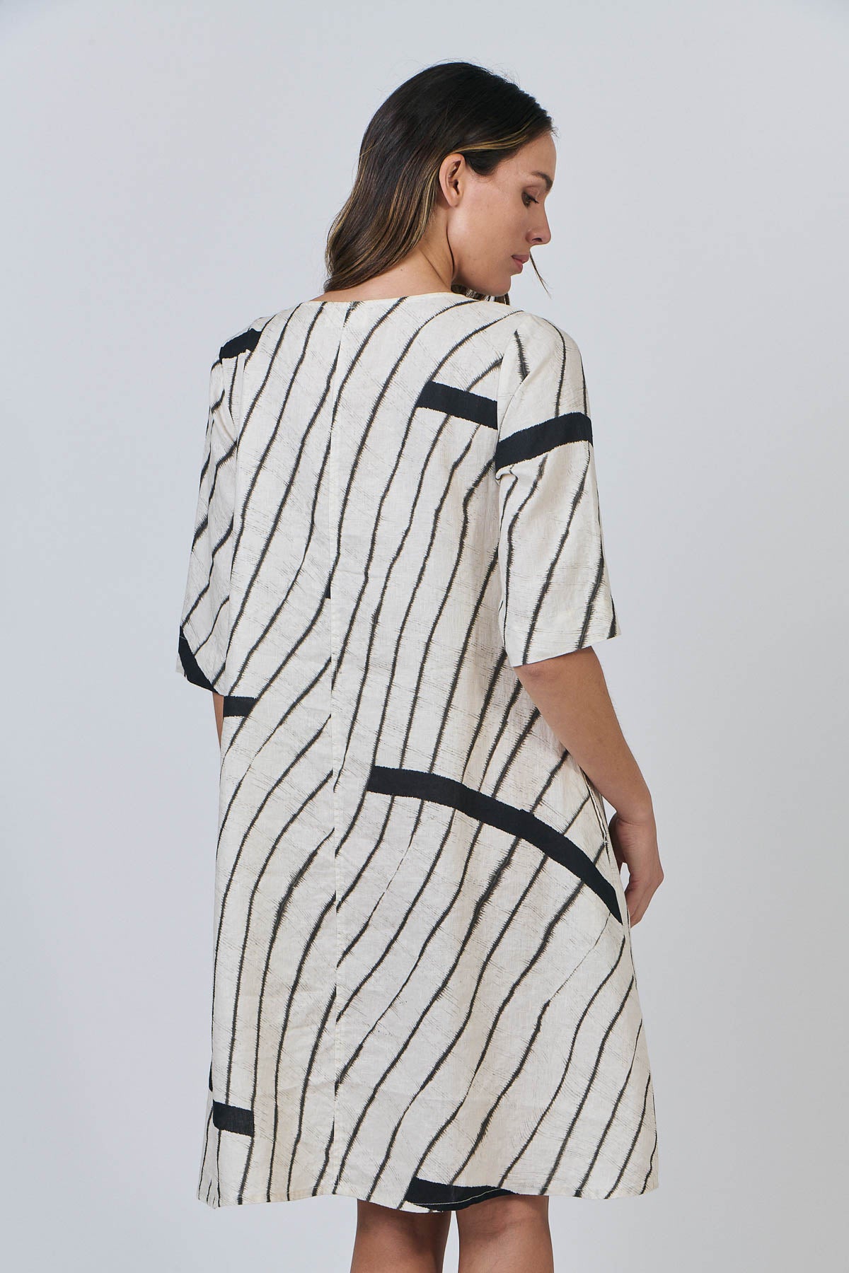 NAUTRALS BY O&J SHORT SLEEVE LINEN DRESS - ISOBARS - THE VOGUE STORE