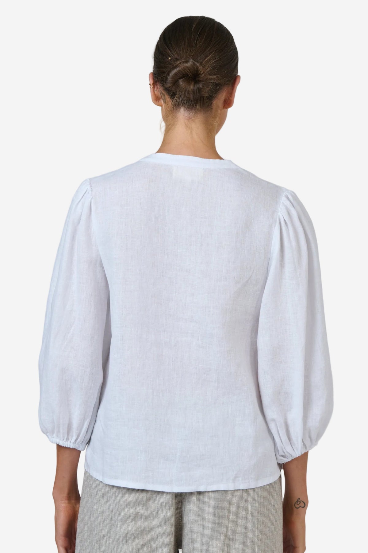 NATURALS BY O&J LONG SLEEVE BUTTON DOWN LINEN TOP - WHITE - THE VOGUE STORE