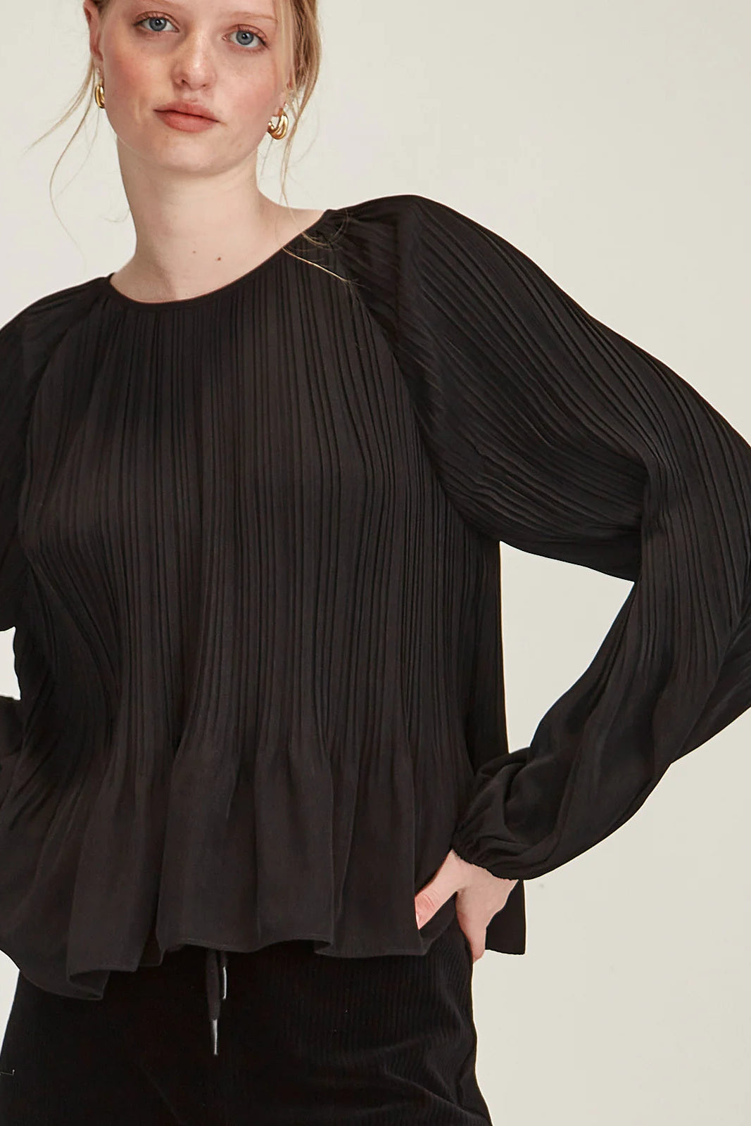 SILLS SUMI PLEAT TOP - BLACK - THE VOGUE STORE