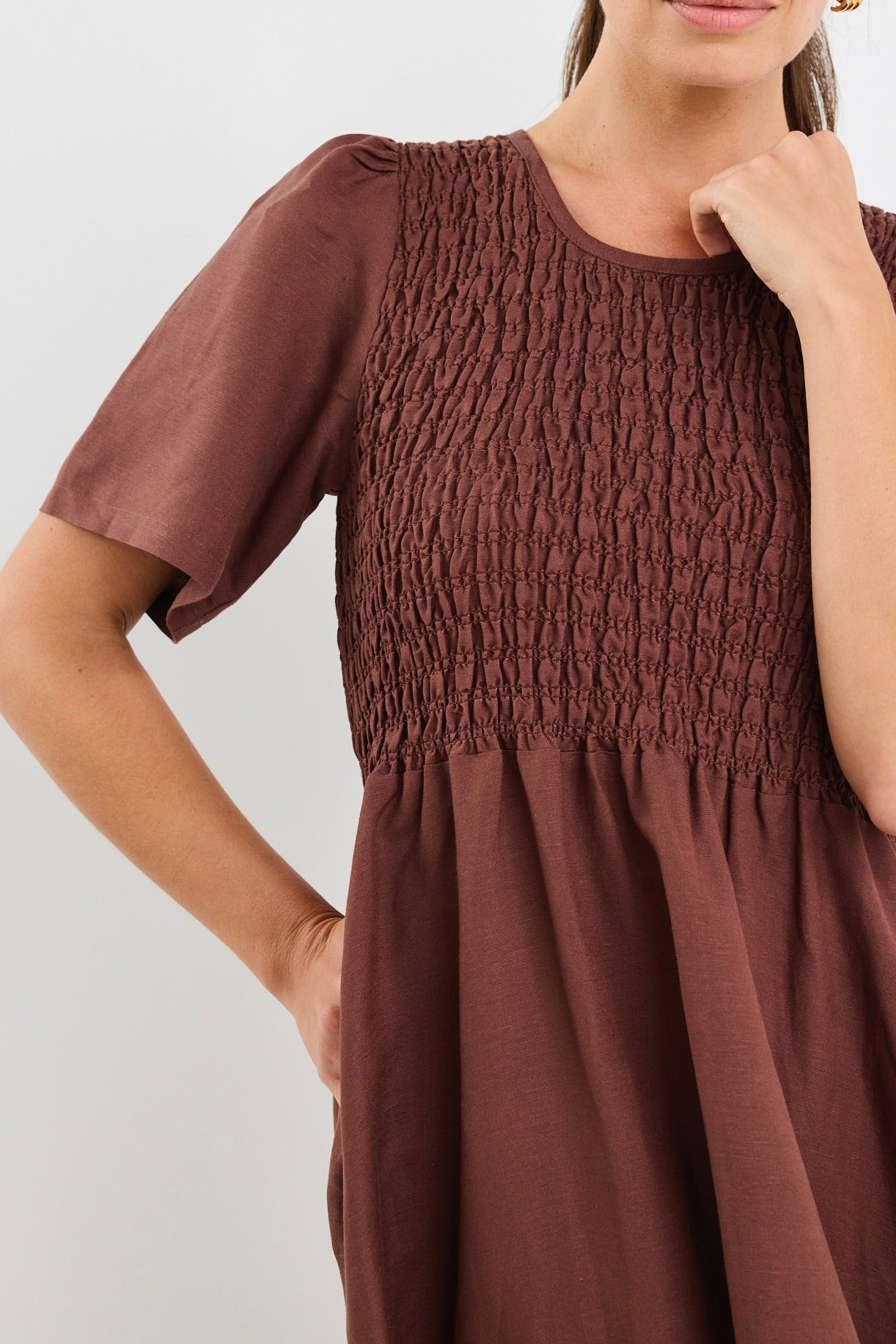 RE:UNION WREN LINEN BLEND SS SHIRRED BODICE MIDI DRESS - CHOCOLATE - THE VOGUE STORE
