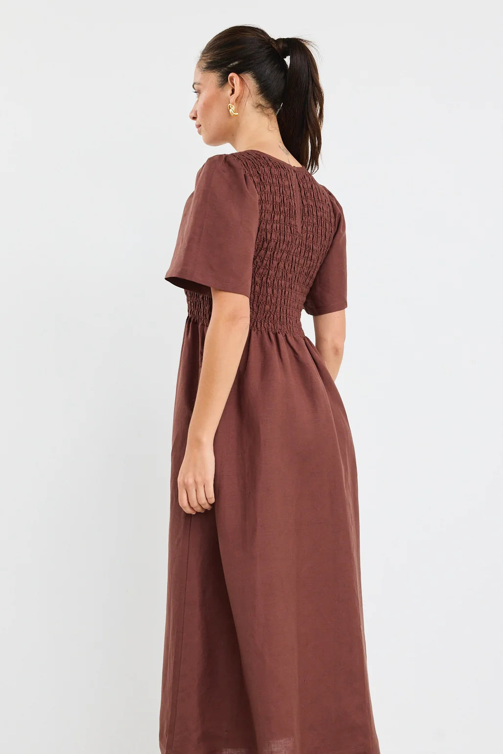 RE:UNION WREN LINEN BLEND SS SHIRRED BODICE MIDI DRESS - CHOCOLATE - THE VOGUE STORE