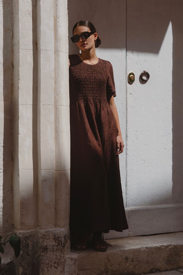RE:UNION WREN LINEN BLEND SS SHIRRED BODICE MIDI DRESS - CHOCOLATE - THE VOGUE STORE