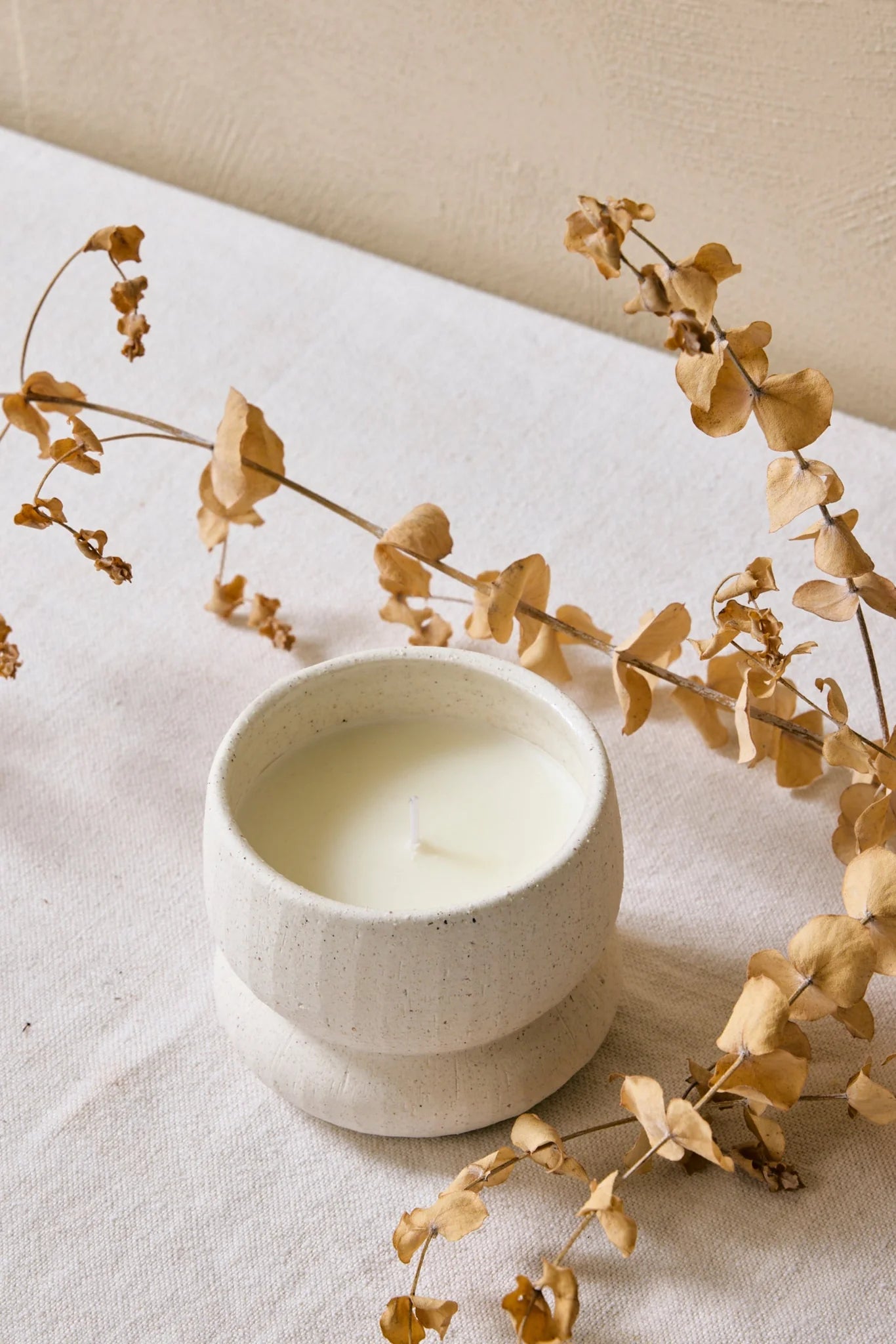 FLO'S HOME IVORY TEXTURED STONE SOY WAX CANDLE - THE VOGUE STORE