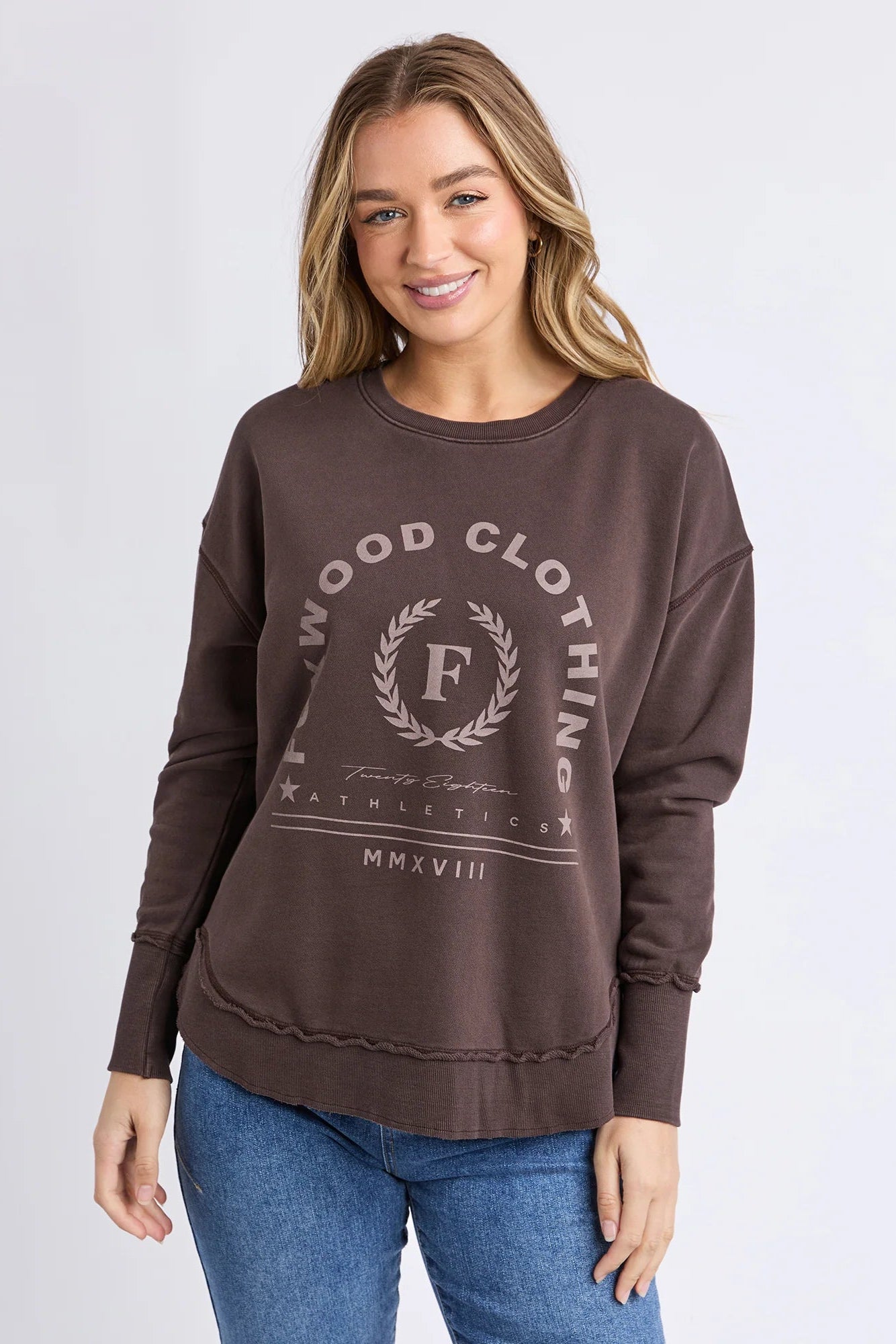 FOXWOOD MEDALION CREW - COFFEE BEAN - THE VOGUE STORE
