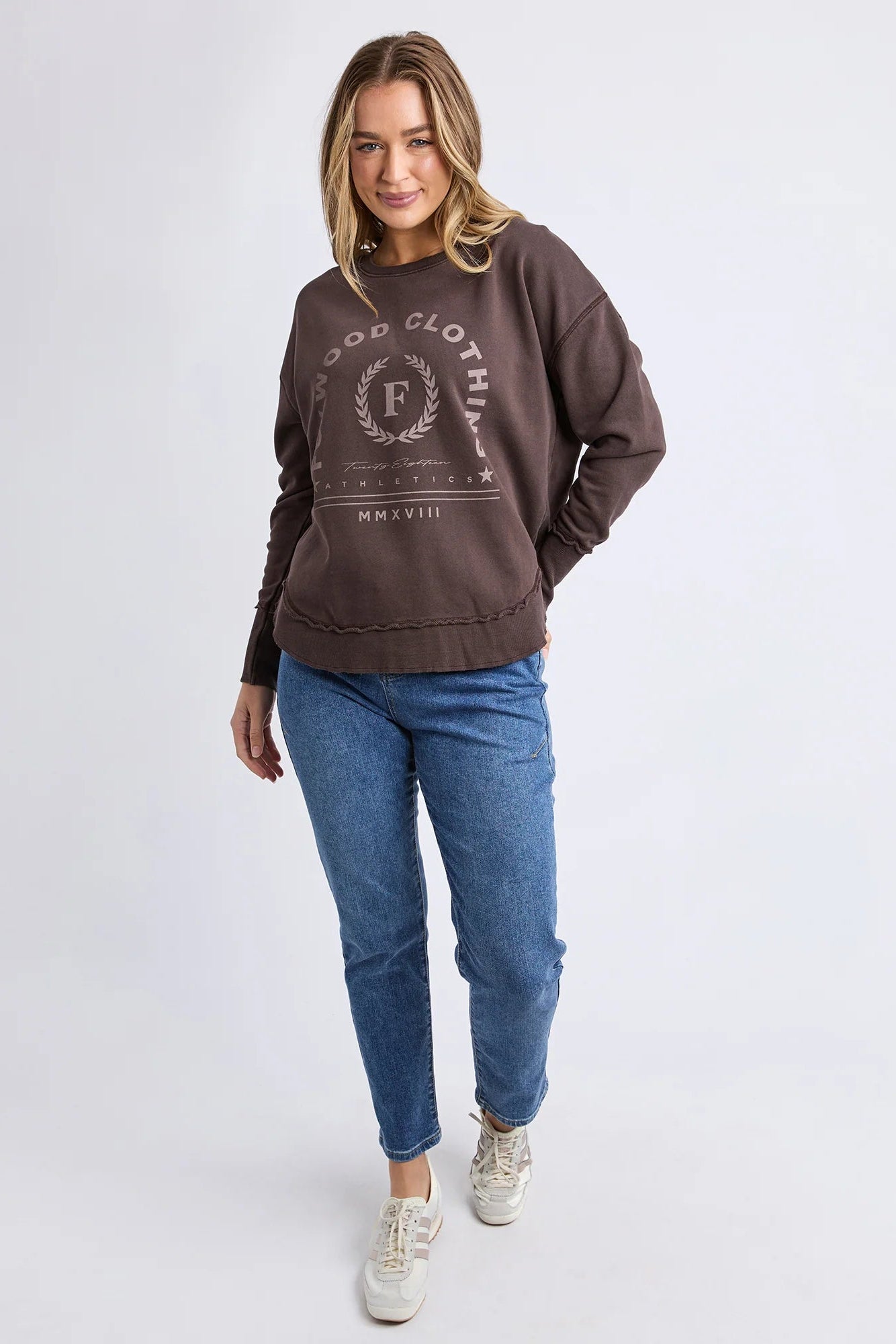 FOXWOOD MEDALION CREW - COFFEE BEAN - THE VOGUE STORE