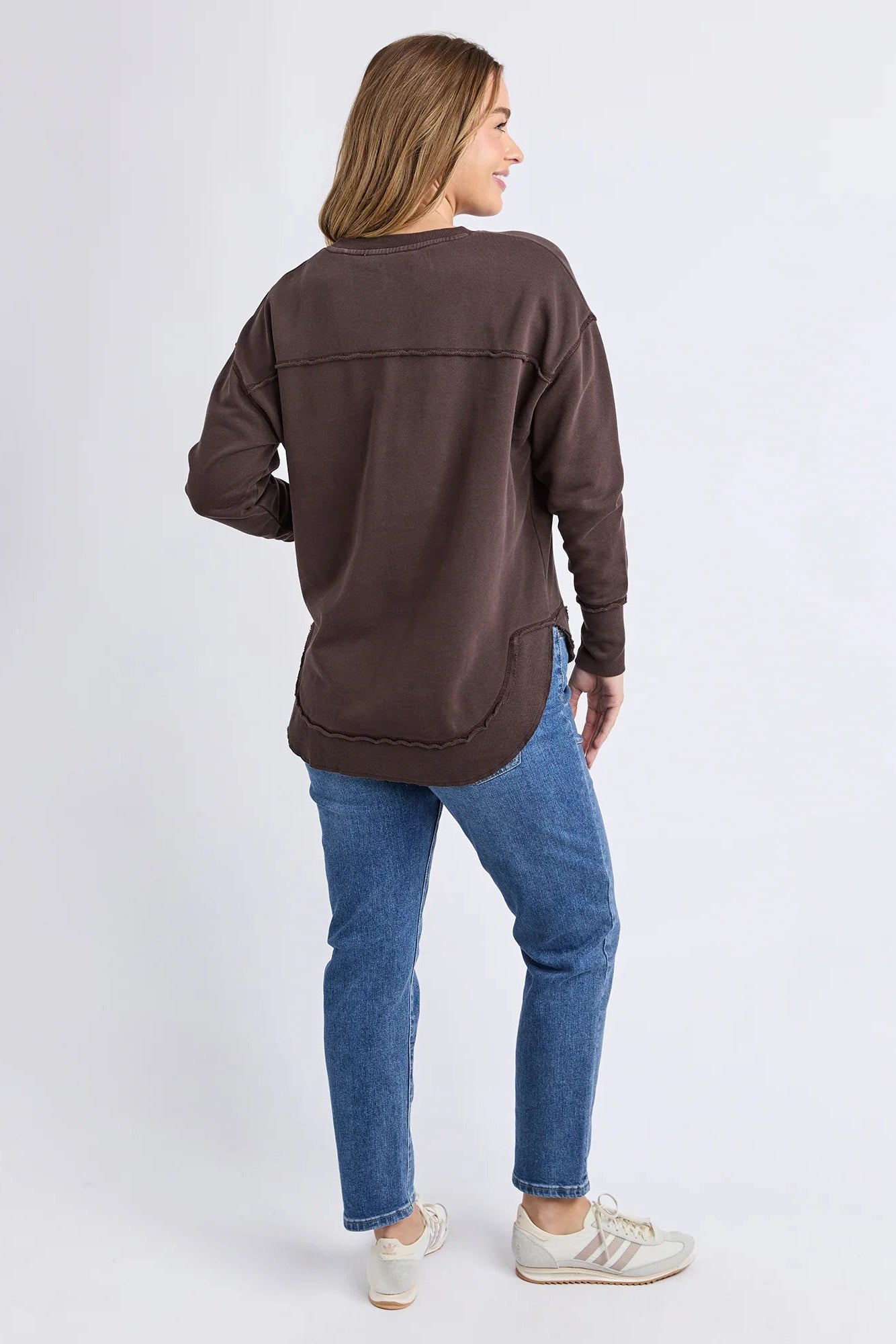 FOXWOOD MEDALION CREW - COFFEE BEAN - THE VOGUE STORE