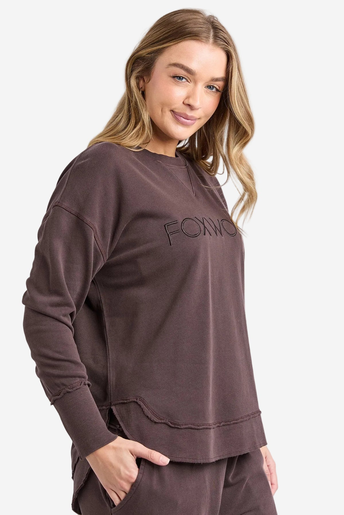 FOXWOOD SIMPLIFIED CREW - COFFEE - THE VOGUE STORE