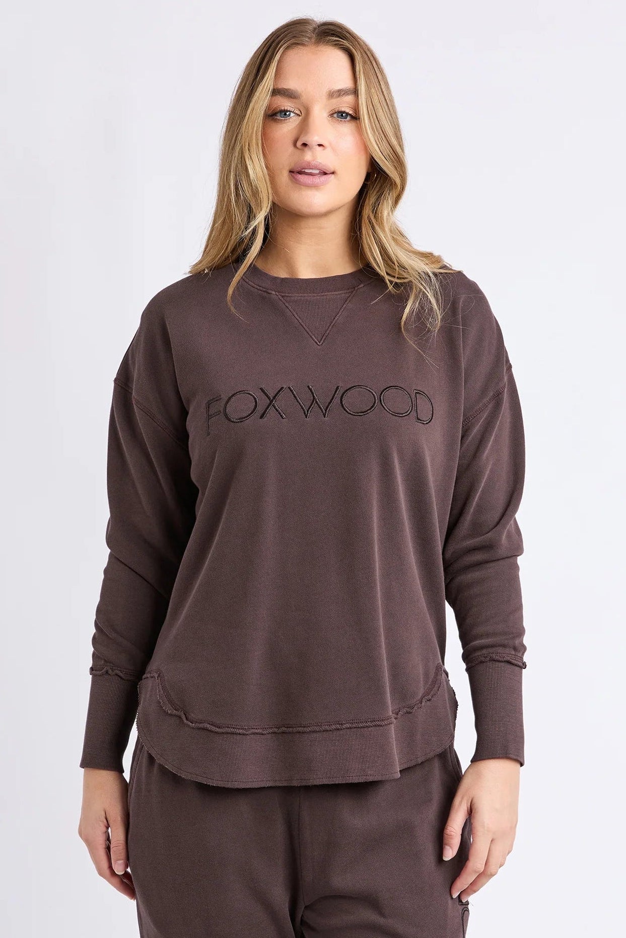 FOXWOOD SIMPLIFIED CREW - COFFEE - THE VOGUE STORE