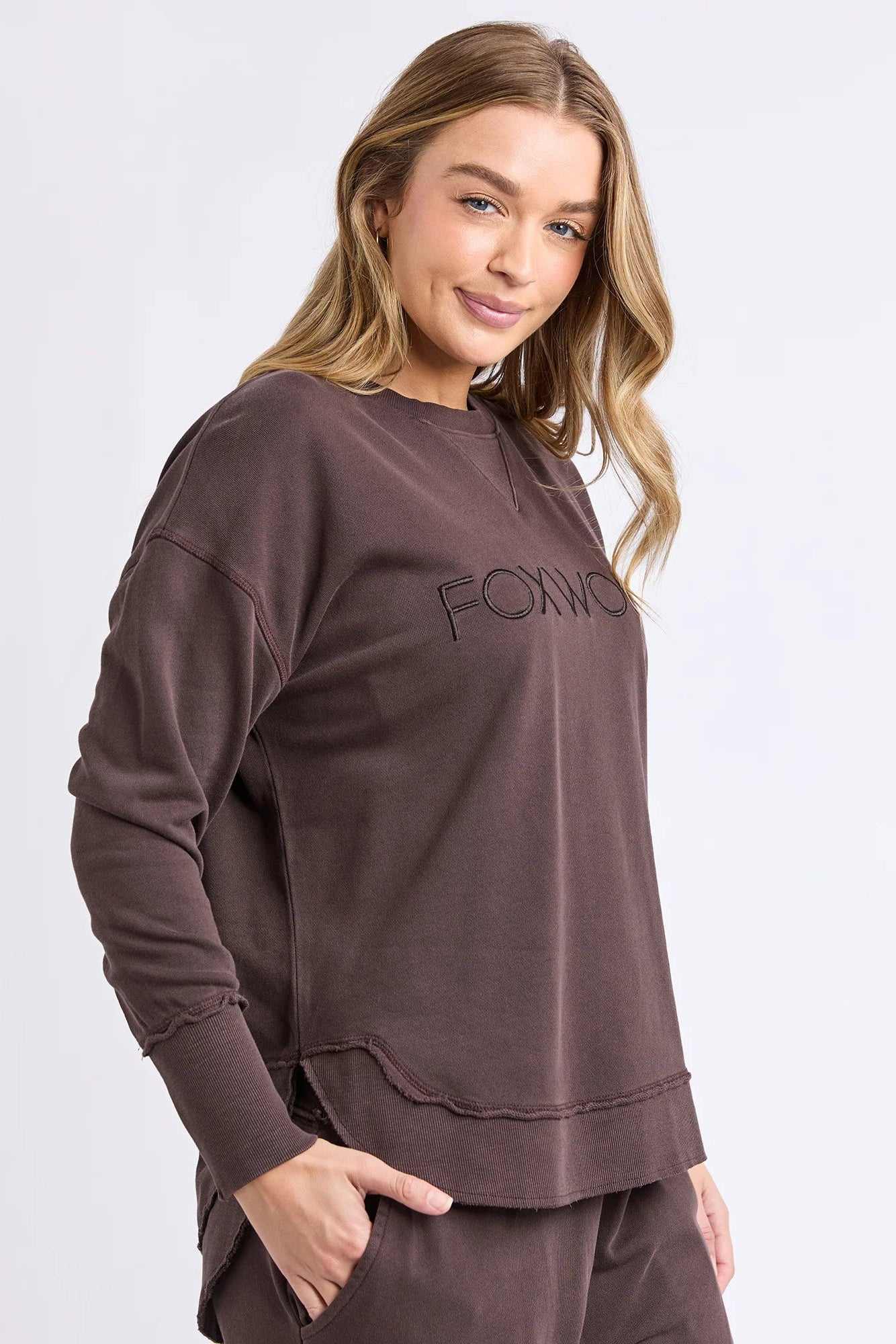 FOXWOOD SIMPLIFIED CREW - COFFEE - THE VOGUE STORE