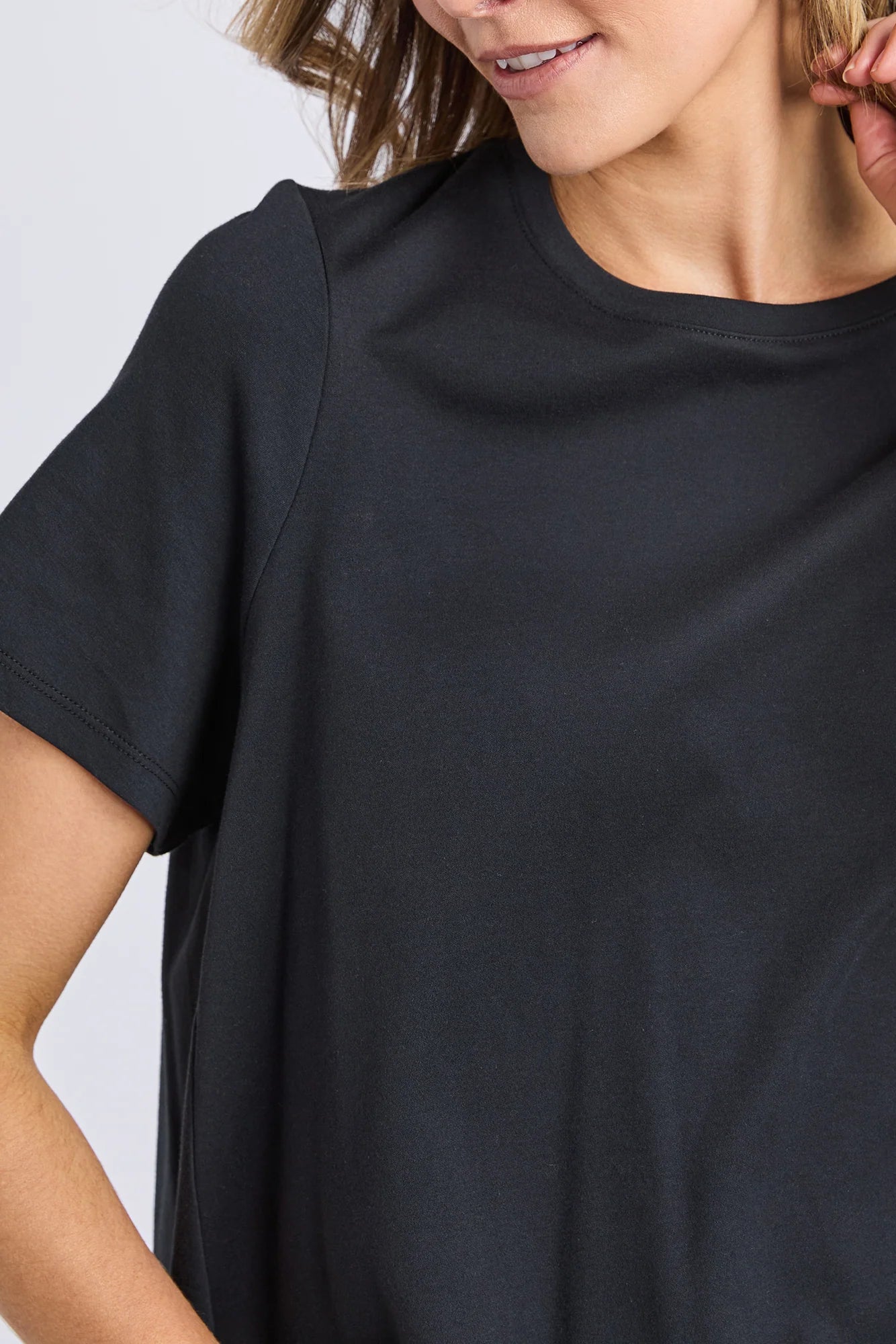 ELM DAISY TEE - BLACK - THE VOGUE STORE