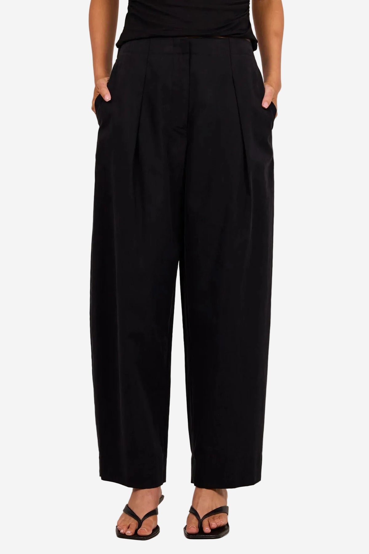 STORIES BE TOLD MANIFESTO BLACK FRONT PLEAT BARREL LEG PANTS - THE VOGUE STORE