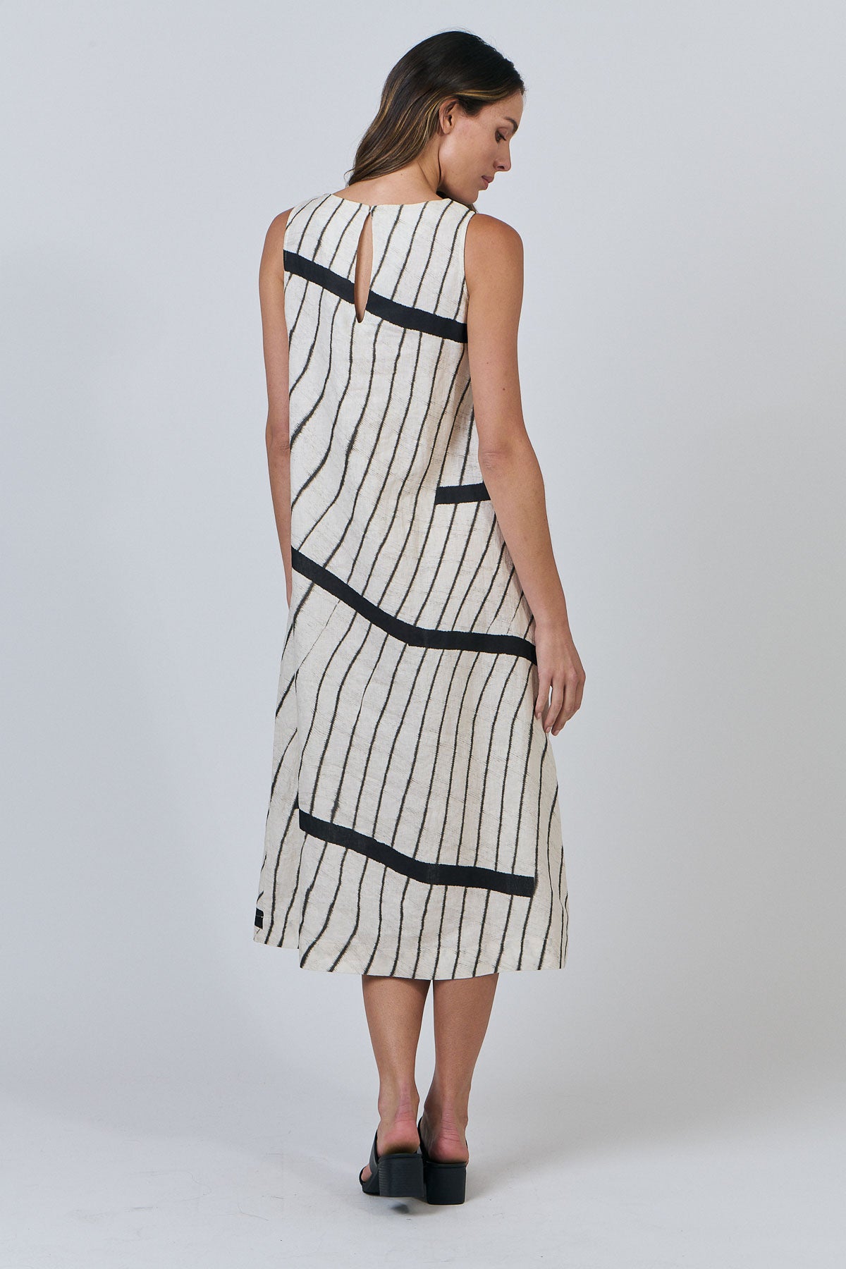 NATURALS BY O&J SLEEVELESS LINEN DRESS - ISOBARS - THE VOGUE STORE