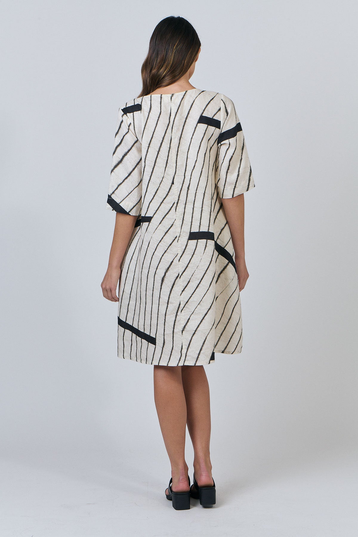 NAUTRALS BY O&J SHORT SLEEVE LINEN DRESS - ISOBARS - THE VOGUE STORE