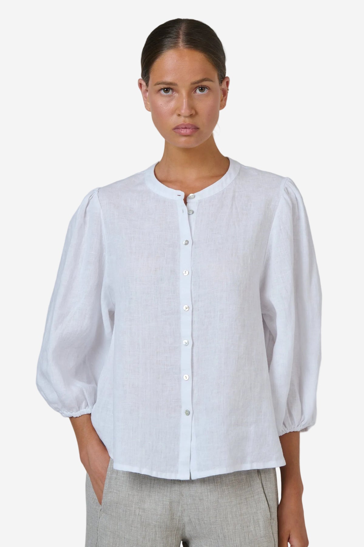 NATURALS BY O&J LONG SLEEVE BUTTON DOWN LINEN TOP - WHITE - THE VOGUE STORE