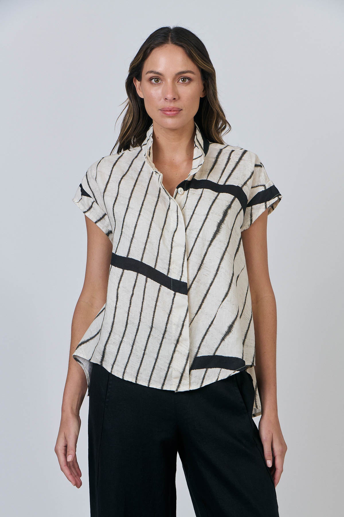 NATURALS BY O&J LINEN BUTTON DOWN TOP - ISOBARS - THE VOGUE STORE