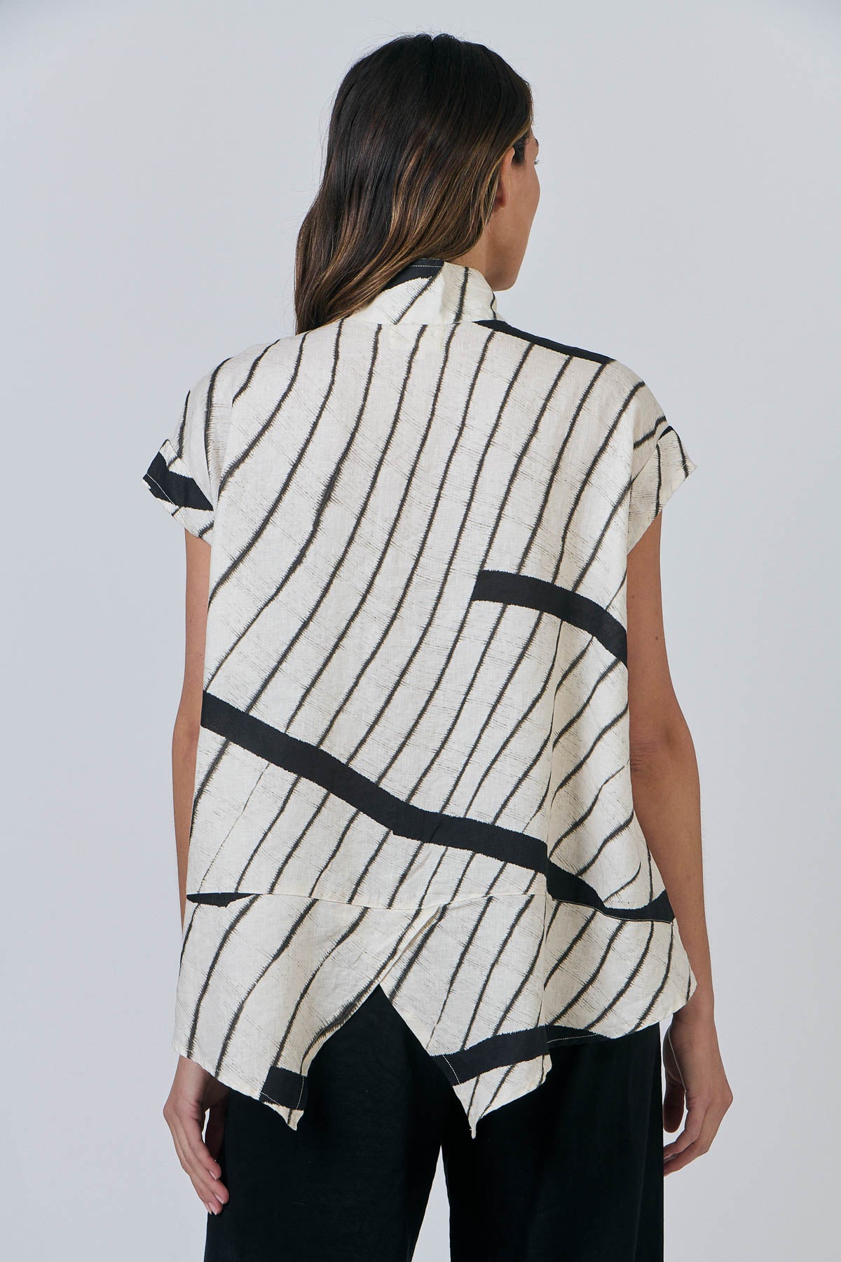 NATURALS BY O&J LINEN BUTTON DOWN TOP - ISOBARS - THE VOGUE STORE