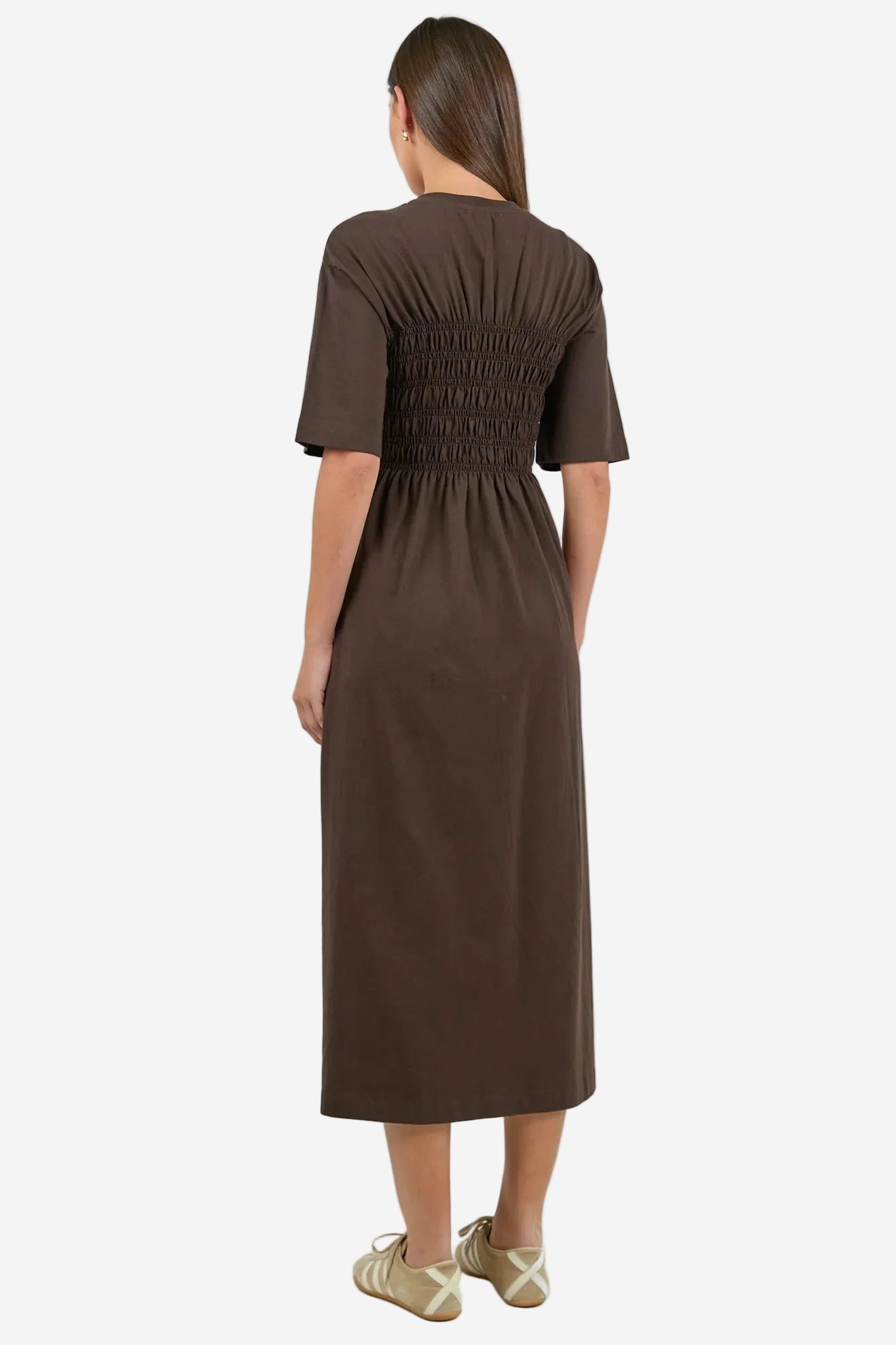 STORIES TO BE TOLD RIPPLE CHOCOLATE SHIRRED BODICE SHORT SLEEVE KNIT MIDI DRESS - THE VOGUE STORE