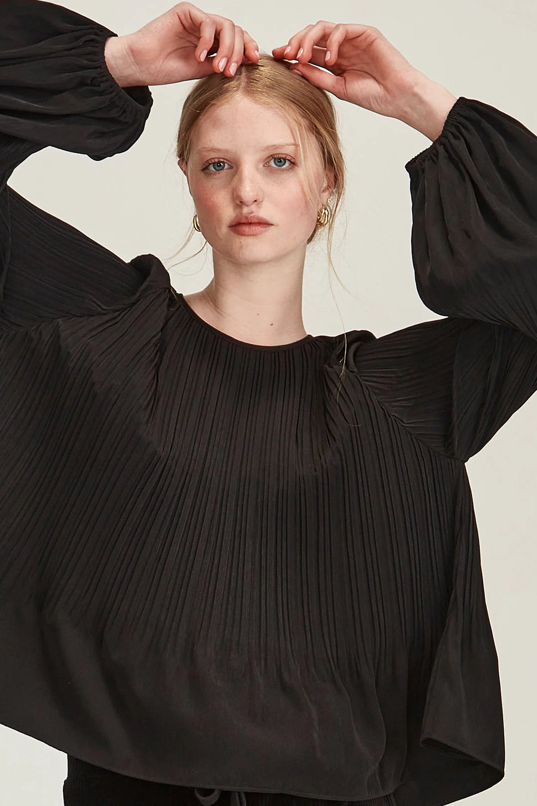 SILLS SUMI PLEAT TOP - BLACK - THE VOGUE STORE
