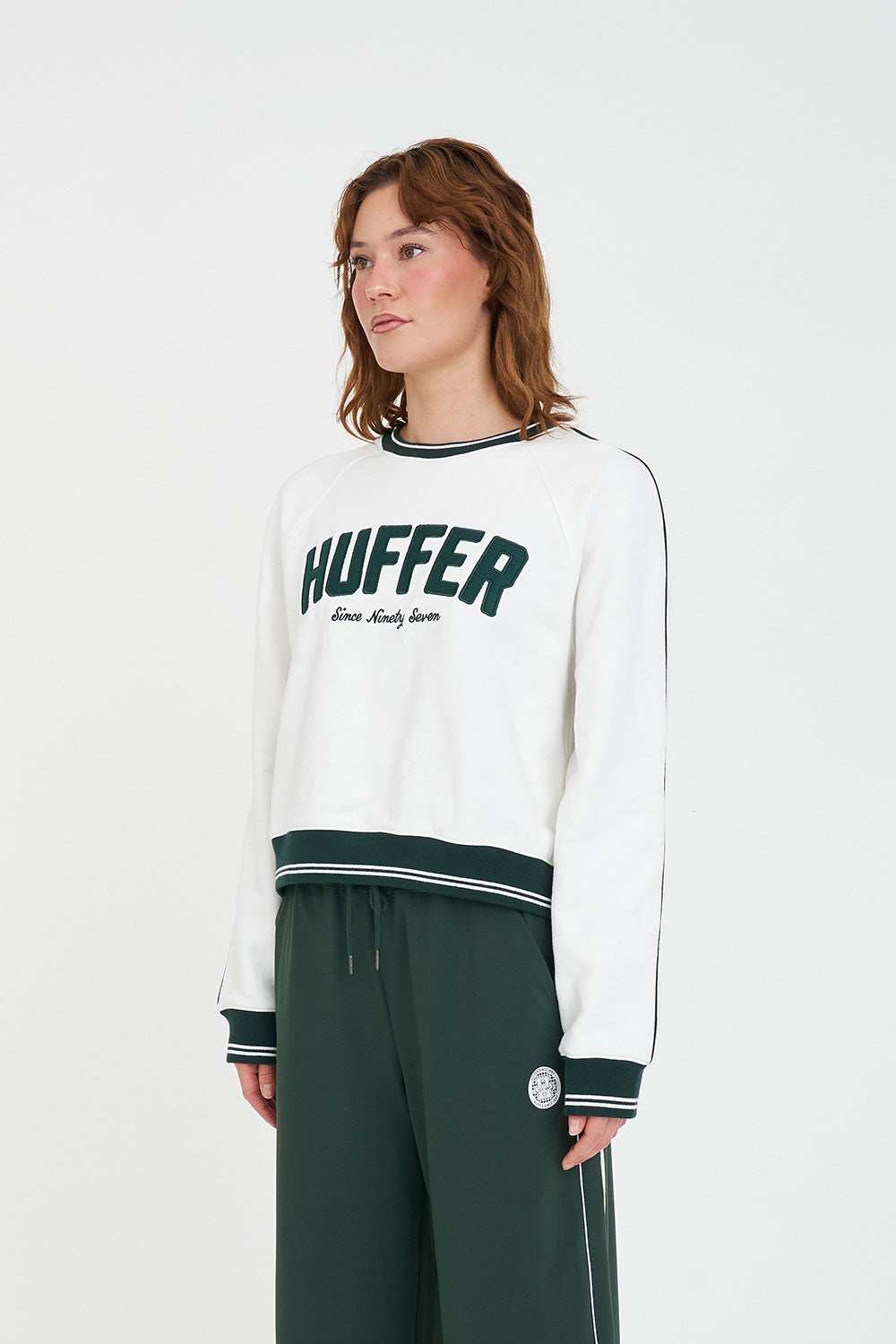 HUFFER RAGLAN CROP CREW/POINTE - CHALK - THE VOGUE STORE