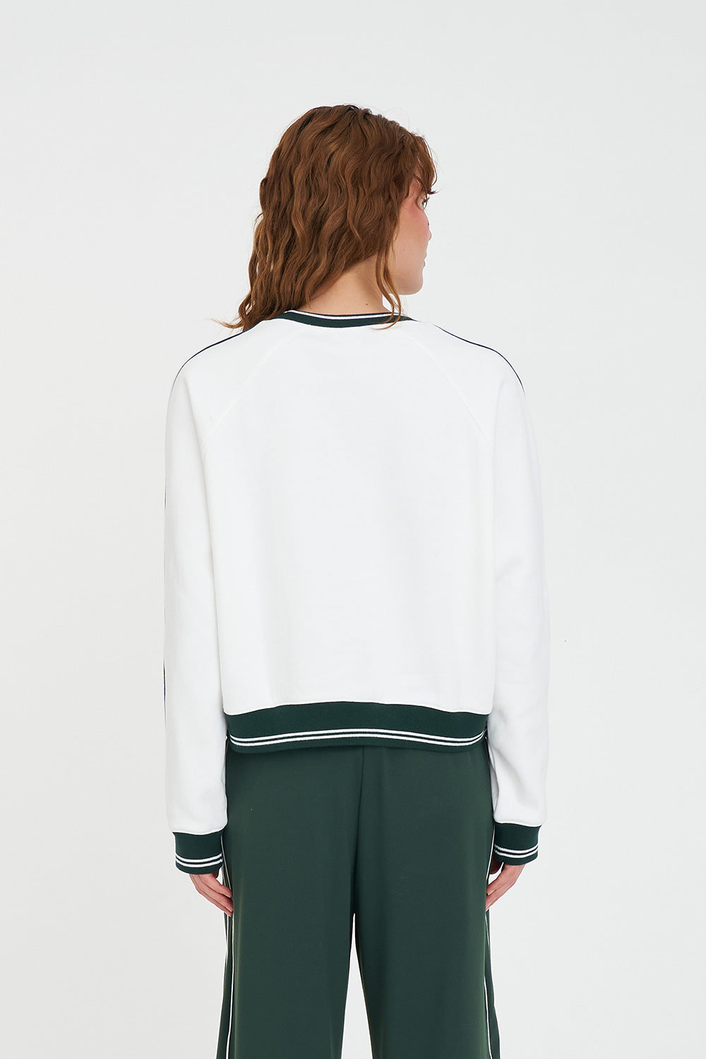 HUFFER RAGLAN CROP CREW/POINTE - CHALK - THE VOGUE STORE