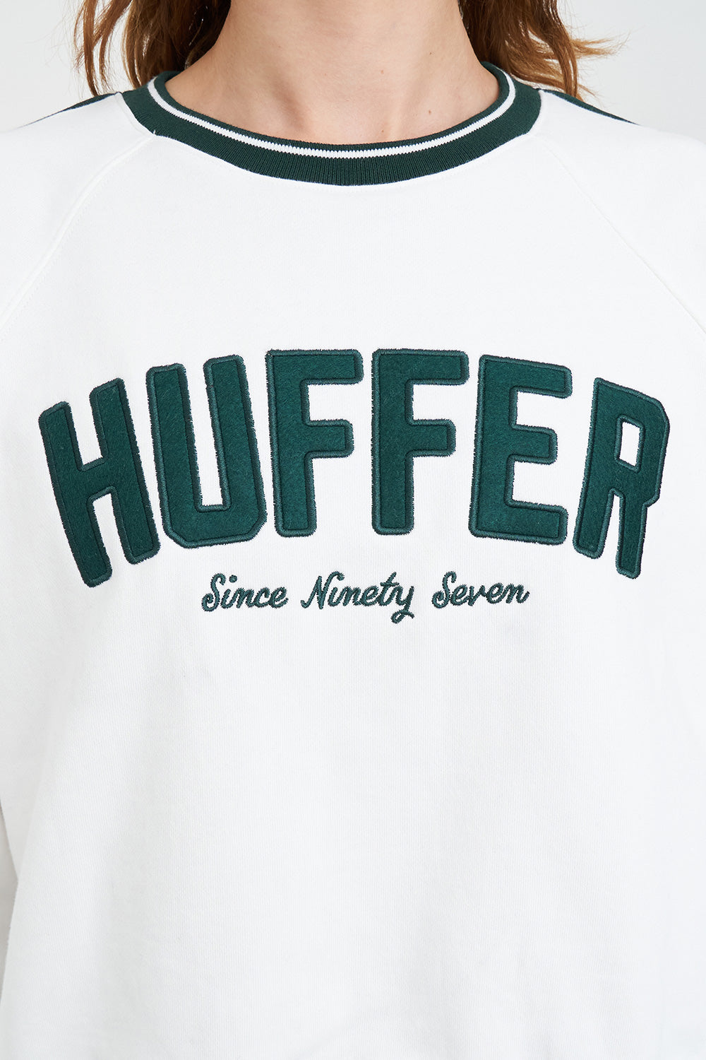 HUFFER RAGLAN CROP CREW/POINTE - CHALK - THE VOGUE STORE