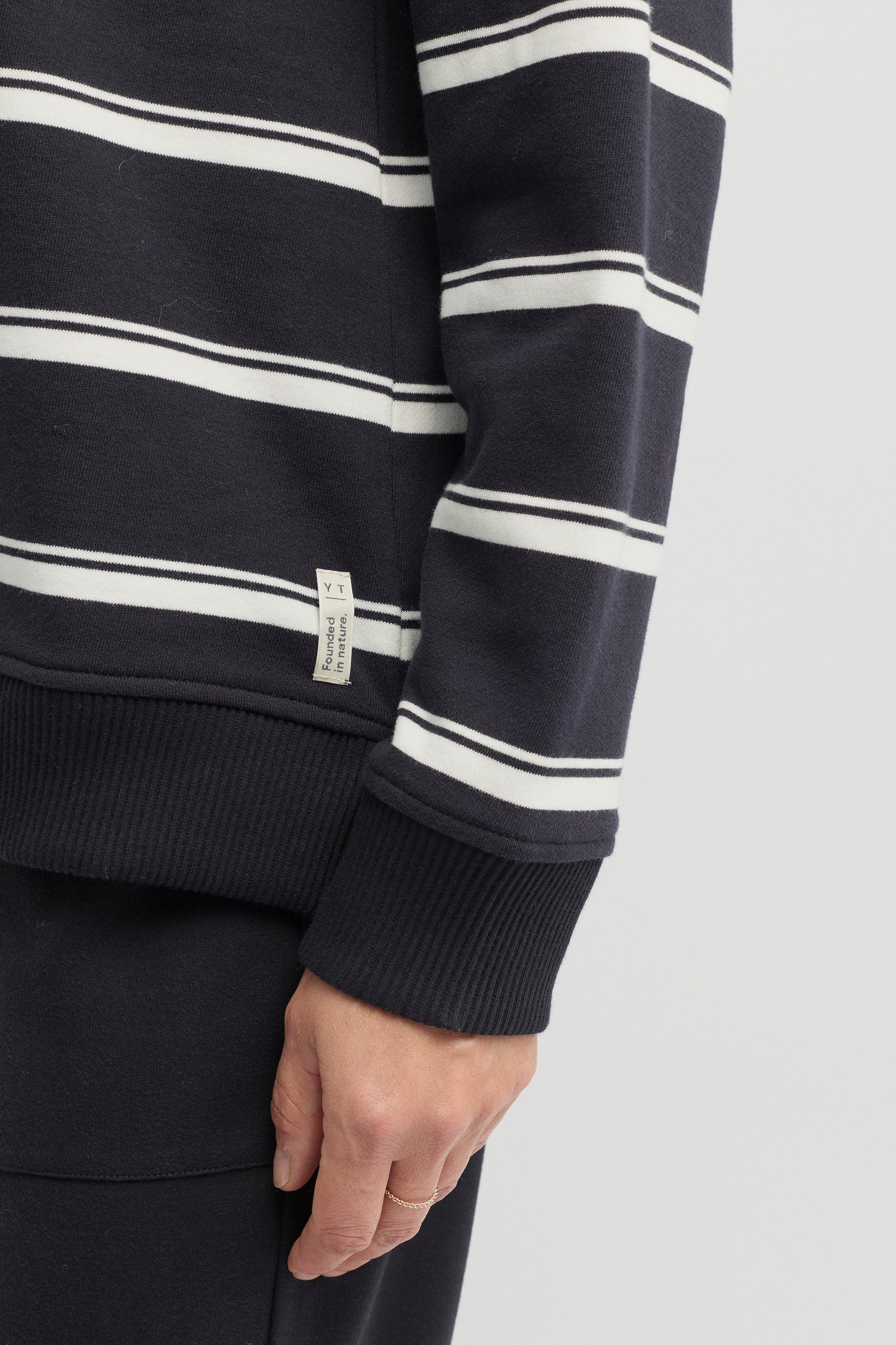 YARRA TRAIL ENDLESS SWEAT - NAVY ECRU - THE VOGUE STORE