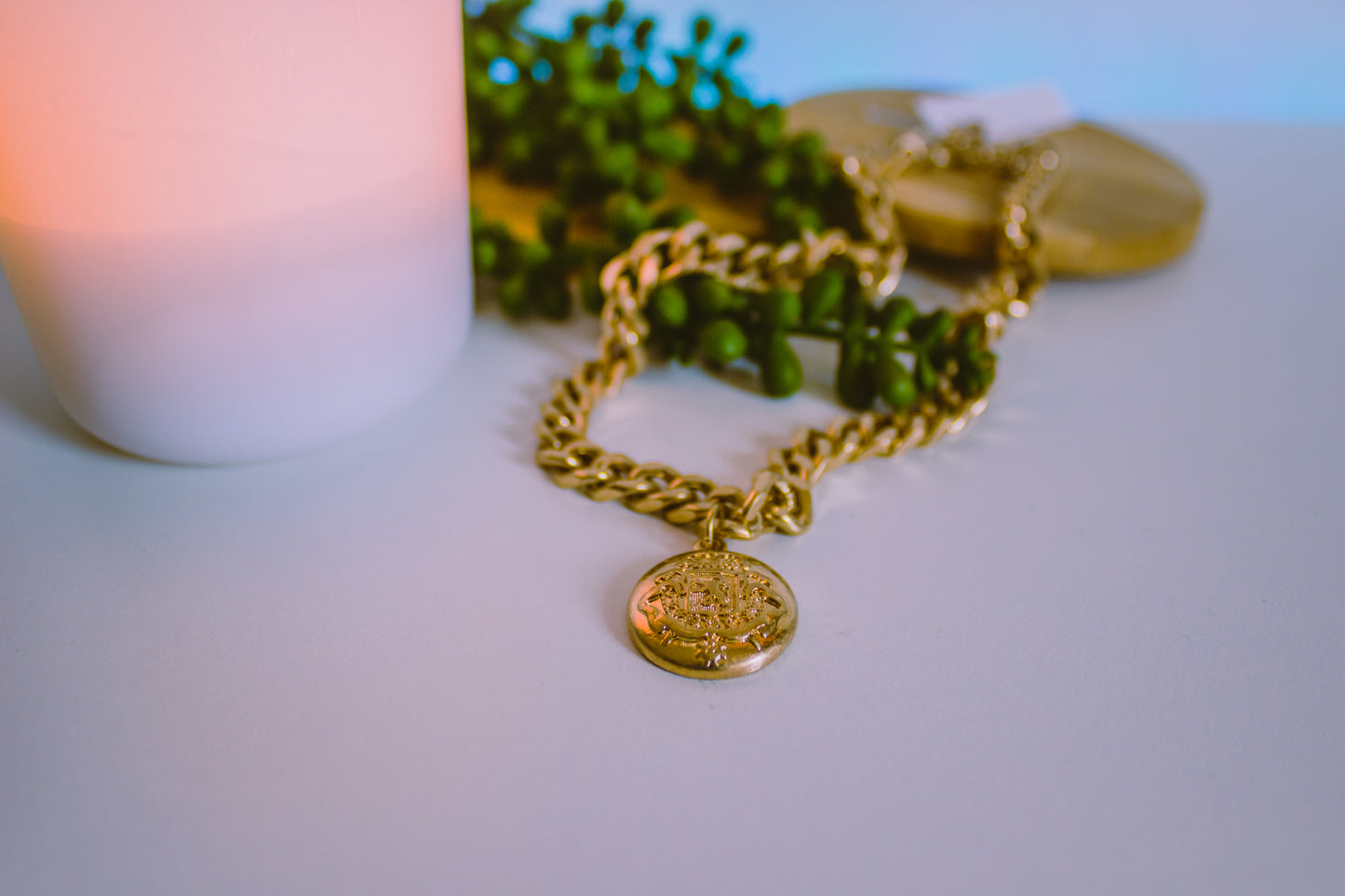 FOUR CORNERS NECKLACE - GOLD CHAIN WITH MEDALION